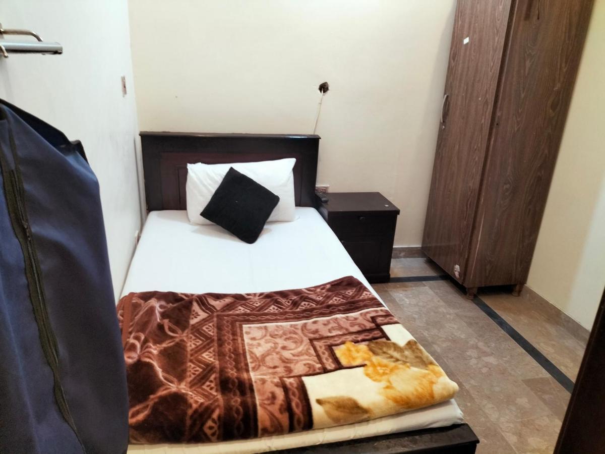 Hotel Second Home Лахор Екстериор снимка