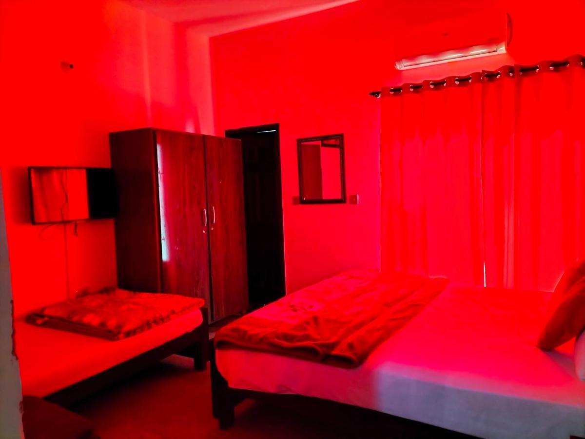 Hotel Second Home Лахор Екстериор снимка